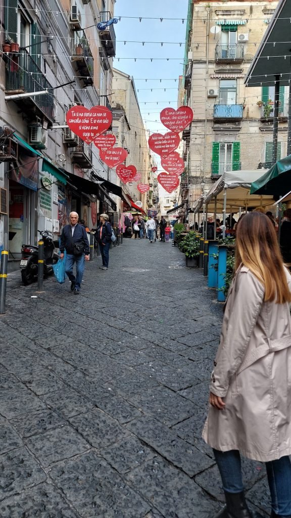 Da Piazzetta Sant'Anna a Vico Tiratoio, dettaglio verticale Cuori in Itinerario dei Cuori nei Quartieri Spagnoli di Napoli