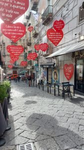 Da Vico Tiratoio a Piazzetta Sant'Anna, dettaglio verticale Cuori in Itinerario dei Cuori nei Quartieri Spagnoli di Napoli