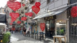 Da Vico Tiratoio a Piazzetta Sant'Anna, dettaglio orizzontale Cuori in Itinerario dei Cuori nei Quartieri Spagnoli di Napoli