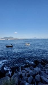 Foto Vesuvio da scogli Lungomare di Napoli