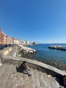 Scala con vista su lungomare di Napoli