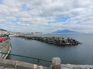 Foto dettaglio due Vesuvio da scalini discesa Lungomare di Napoli