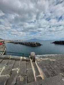 Foto panoramica Vesuvio da scalini discesa Lungomare di Napoli