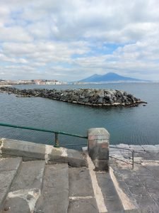 Foto dettaglio Vesuvio da scalini discesa Lungomare di Napoli