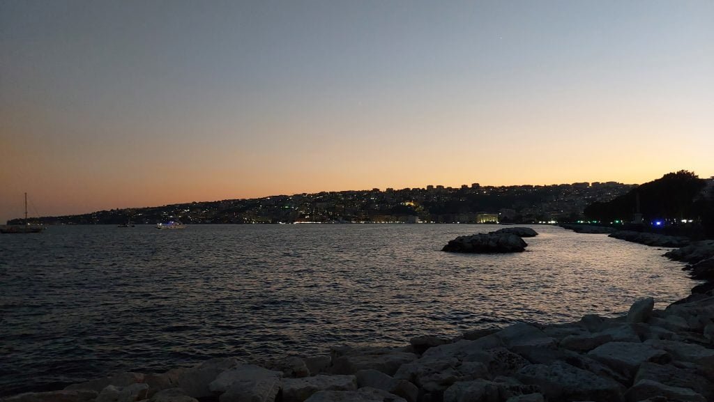 Tramonto su lungomare di Napoli