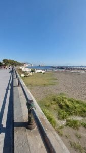 Passeggiata lungomare Napoli con vista su spiaggia