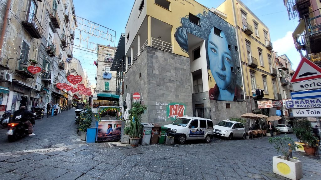 Foto panoramica di Murales Fonseca e Vico Cuori in Itinerario dei Cuori nei Quartieri Spagnoli di Napoli