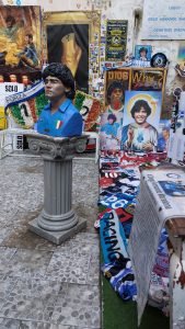 Dettaglio di statua Murales di Maradona nei Quartieri Spagnoli a Napoli