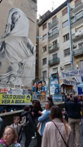 Dettaglio di Murales di Iside Velata affianco a Murales di Maradona nei Quartieri Spagnoli a Napoli