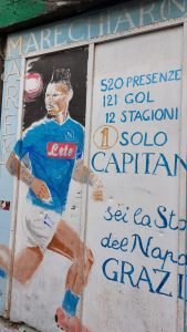 Dipinto Hamsik su muro nei pressi di Murales di Maradona nei Quartieri Spagnoli di Napoli