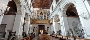 Navate e cappelle laterali della Chiesa di Sant'Anna dei Lombardi a Napoli