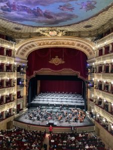 Orchestra Teatro San Carlo nei pressi dei Quartieri Spagnoli di Napoli