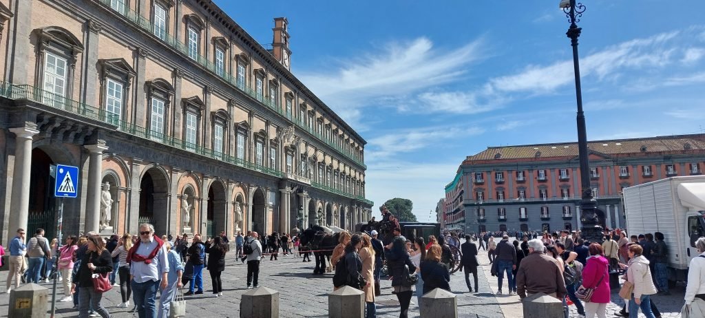 Vista Palazzo Reale da Via Toledo di Napoli