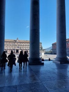 Vista da Basilica Pontificia a Palazzo Reale di Napoli