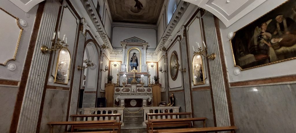 Panoramica altare e soffitto di Santa Maria Francesca delle Cinque Piaghe nei Quartieri Spagnoli