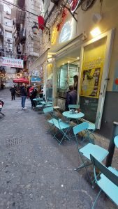 Panoramica dell'Esterno pasticceria Calemma Dolci Momenti nei Quartieri Spagnoli a Napoli