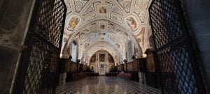 Panoramica dell'ingresso della Sagrestia Vasari nel Complesso Monumentale di Sant'Anna dei Lombardi a Napoli