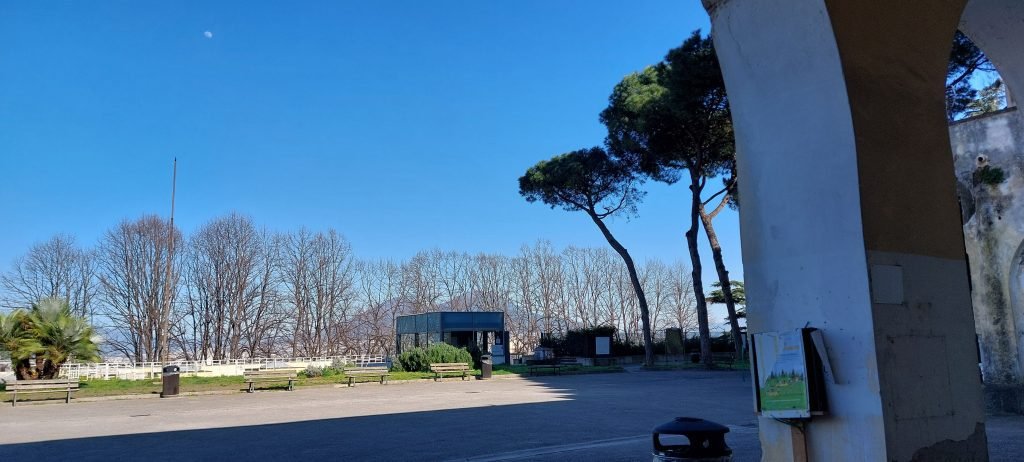 Panoramica del Vesuvio dai porticati del Parco dei Quartieri Spagnoli di Napoli