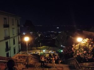 Vista notturna di Scalone del Sannazzaro incrocio con Petraio a Napoli