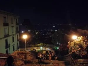 Vista notturna di Scalone del Sannazzaro incrocio con Petraio a Napoli