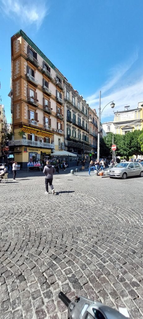 Foto Verticale di Piazza Carità a Toledo, Napoli