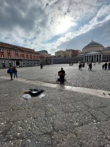 Artista di strada in Piazza del Plebiscito affollata a Napoli di mattina