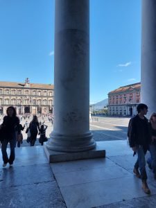 Vista da Colonne di Basilica in Piazza del Plebiscito affollata a Napoli di mattina