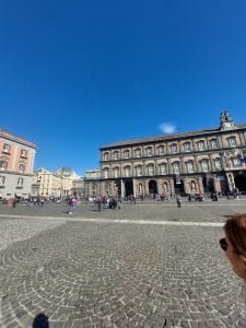 Vista Piazza del Plebiscito affollata a Napoli di mattina