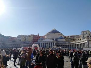 Piazza del Plebiscito affollata a Napoli di mattina