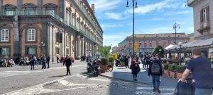 Vista Piazza del Plebiscito da Via Toledo di Napoli