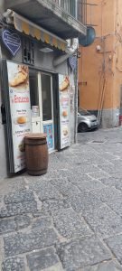 Esterno Pizza Fritta nei Quartieri Spagnoli a Napoli