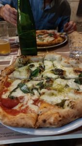 Pizza 'Ntretella pizzeria nei Quartieri Spagnoli a Napoli