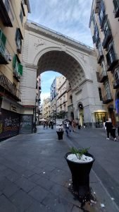 Panoramica di Ponte di Chiaia in Via Chiaia nei pressi dei Quartieri Spagnoli a Napoli