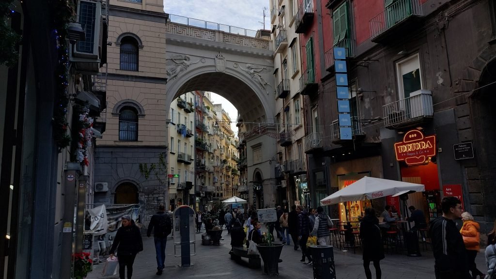 Dettaglio orizzontale di Ponte di Chiaia in Via Chiaia nei pressi dei Quartieri Spagnoli a Napoli