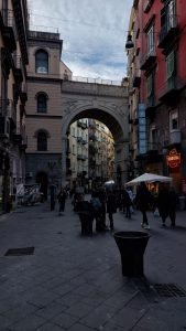 Dettaglio verticale di Ponte di Chiaia in Via Chiaia nei pressi dei Quartieri Spagnoli a Napoli