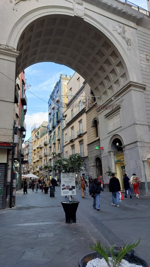 Sotto Ponte di Chiaia in Via Chiaia nei pressi dei Quartieri Spagnoli a Napoli