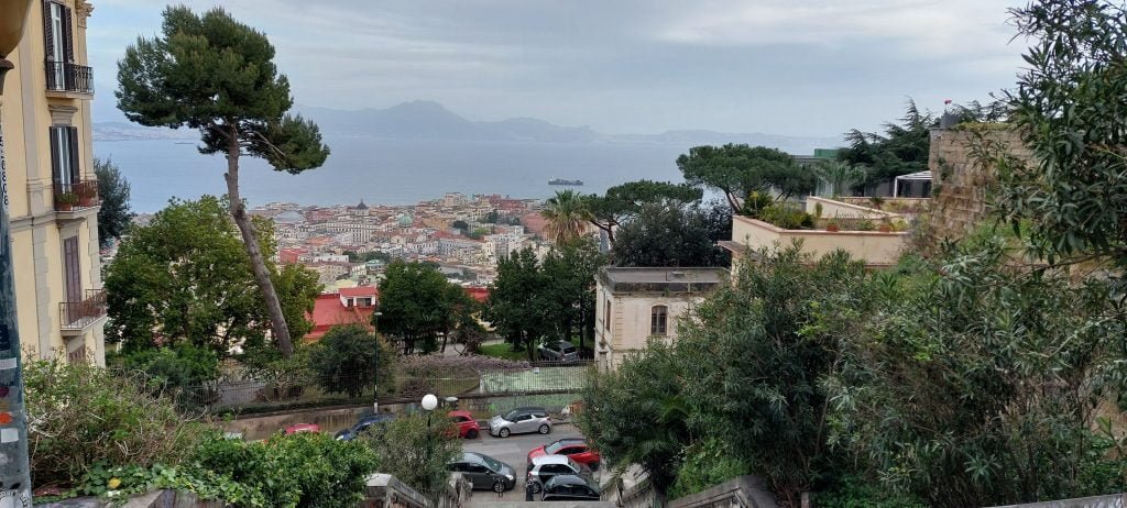 Foto panoramica del Scalone del Sannazzaro incrocio con Petraio a Napoli