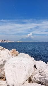 Scogli sul lungomare di Napoli