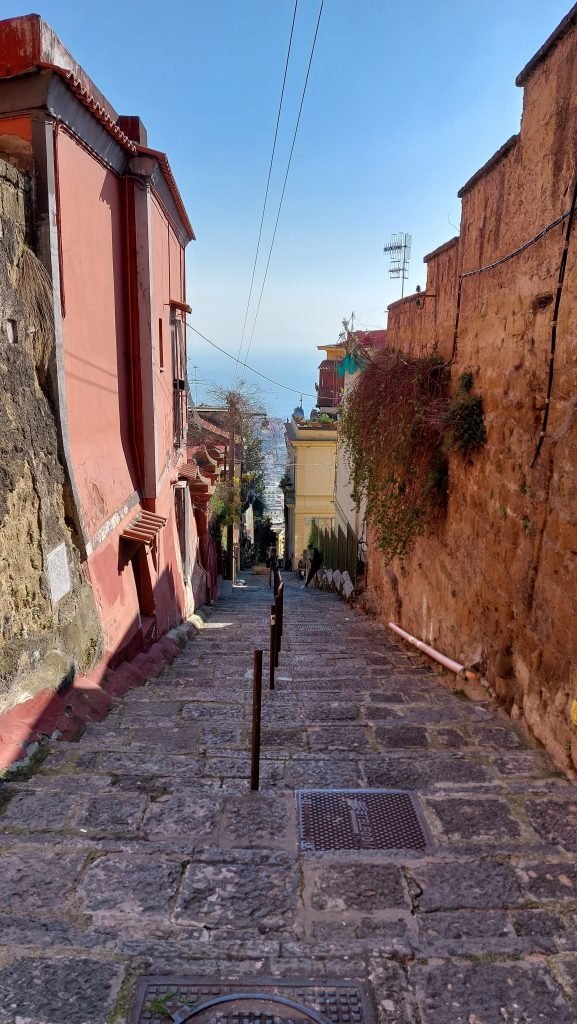 Scorcio di Napoli ad inizio del percorso della Salita del Petraio