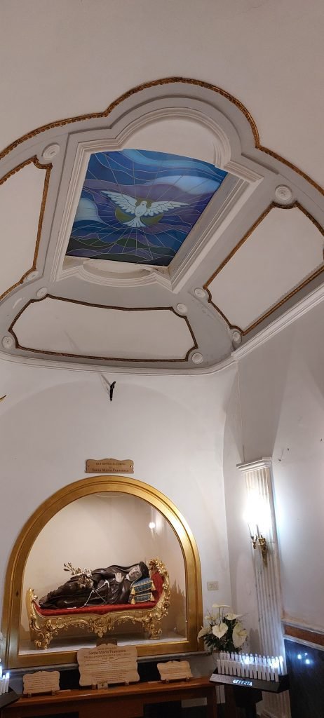 Statua di Santa Maria Francesca delle Cinque Piaghe nei Quartieri Spagnoli