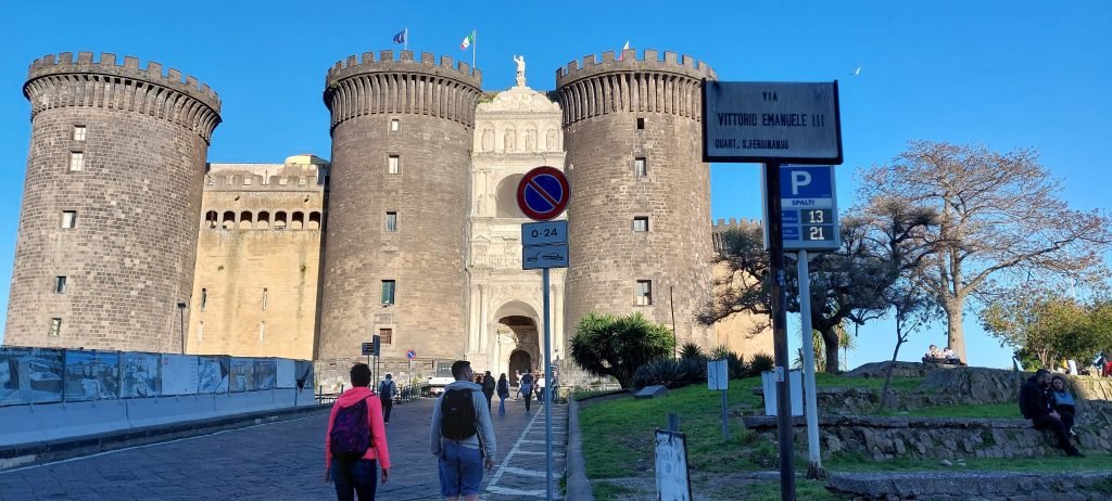 Tabellone parcheggio Castel Nuovo a Napoli