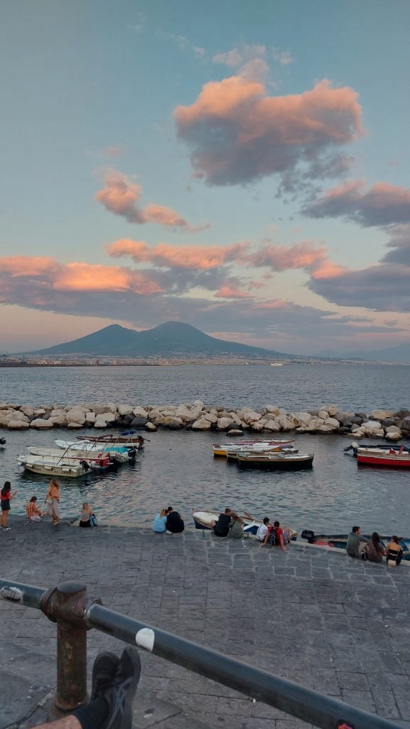 Tramonto con Vista Vesuvio su Lungomare di Napoli