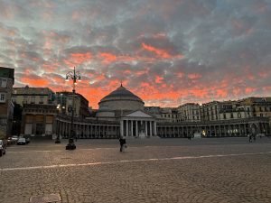 Tramonto in Piazza del Plebiscito cielo rosso - foto orizzontale