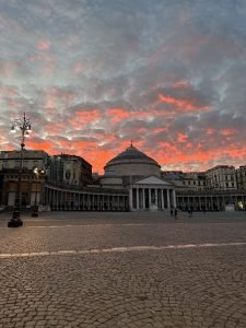 Tramonto in Piazza del Plebiscito cielo rosso - foto verticale