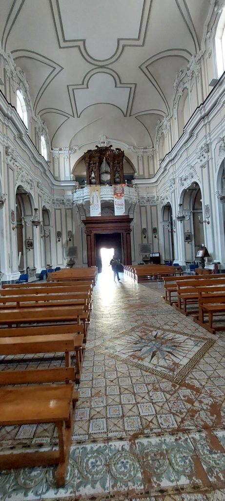 Fondo navata per uscita da Chiesa di Santa Maria della Mercede nei Quartieri Spagnoli