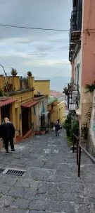 Foto verticale dei gradoni su Salita del Petraio