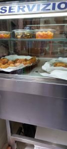 Vetrina di Pizza Fritta nei Quartieri Spagnoli a Napoli