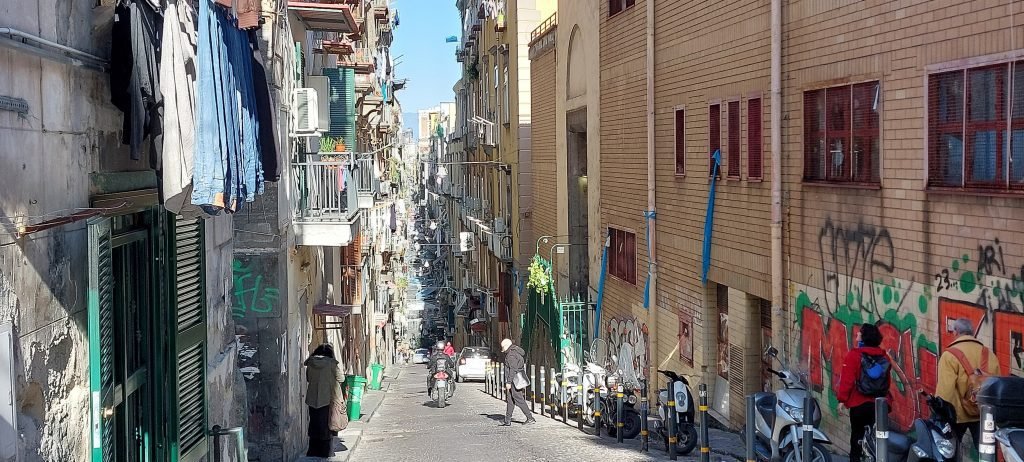 Foto panoramica di Via Pasquale Scura in Itinerario Spaccanapoli