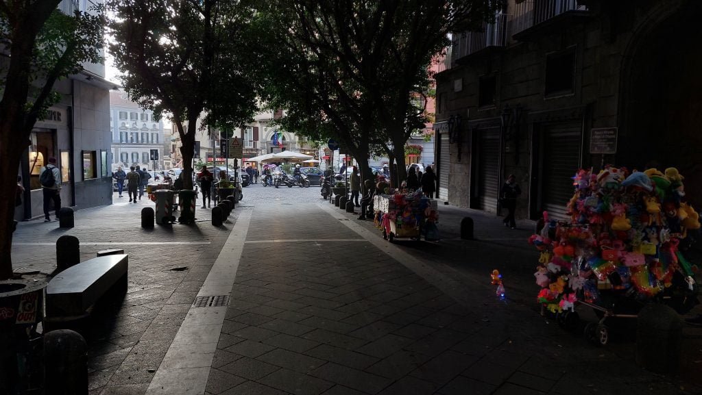 Foto fine viale Alberato in Via Chiaia nei pressi dei Quartieri Spagnoli a Napoli