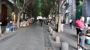 Foto orizzontale fine del Viale Alberato di Via Chiaia nei pressi dei Quartieri Spagnoli di Napoli